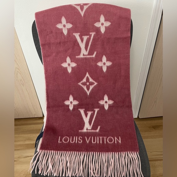 LV Reykjavik Gradient Scarf - Picture 3 of 7